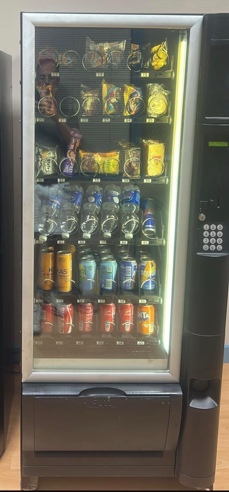 Máquina expendedora de snacks y bebidas