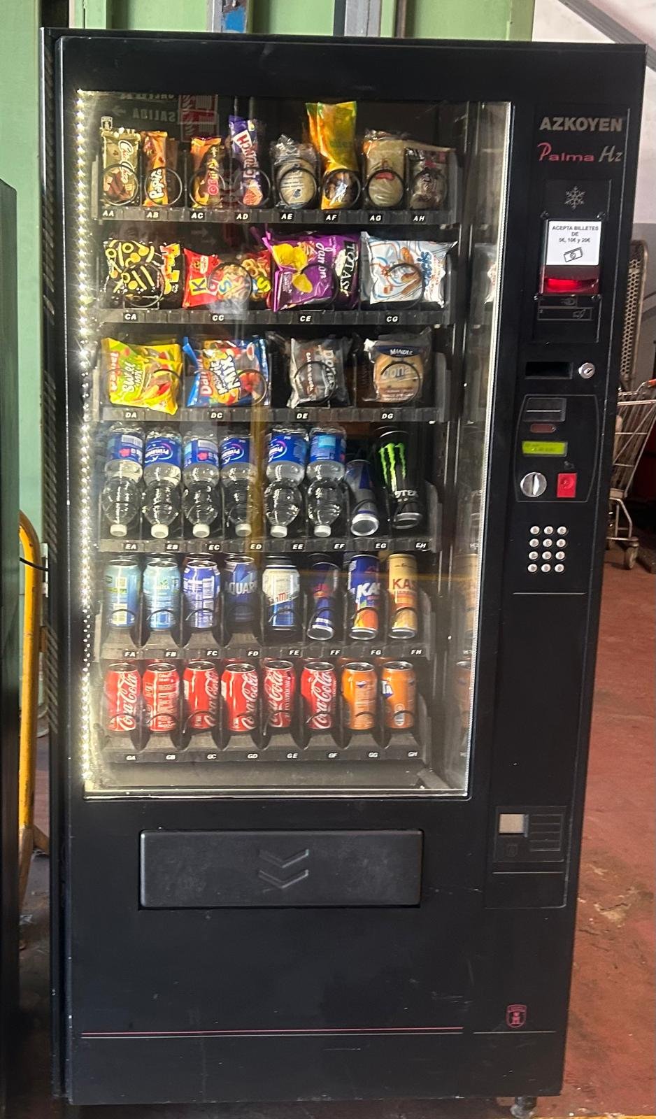 Máquina expendedora de snacks y bebidas